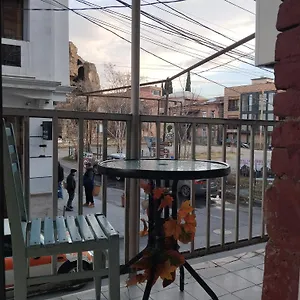 Πανσιόν Wine O'clock, Τυφλίδα